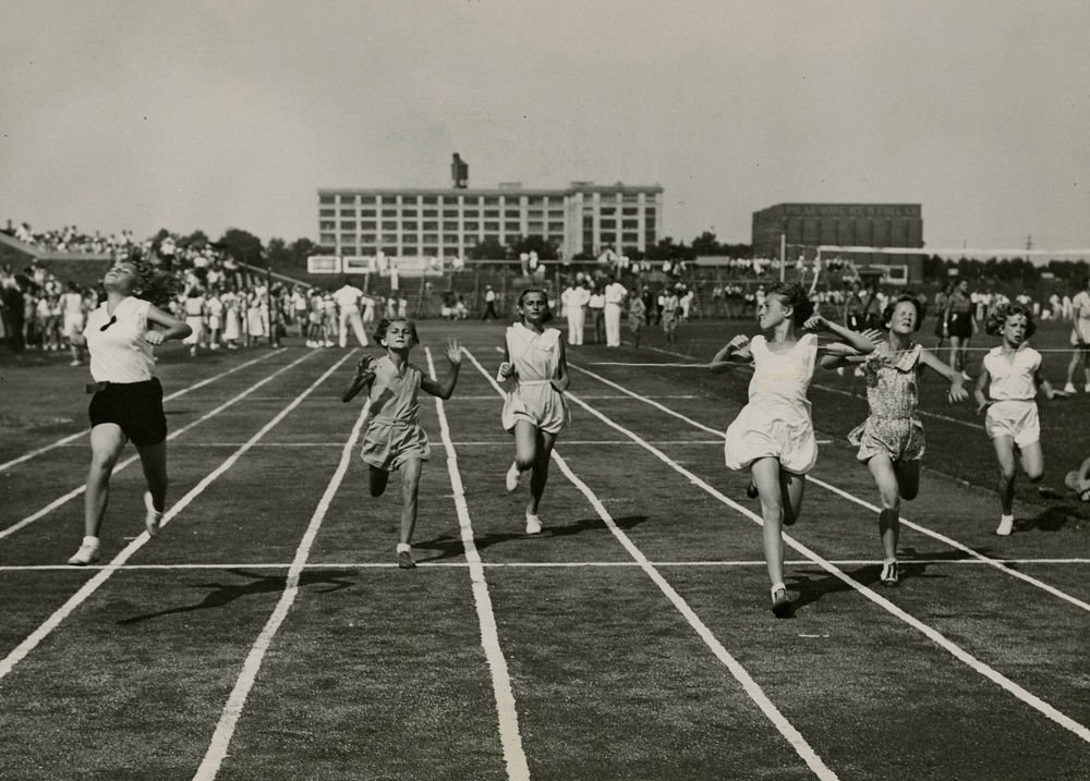 1932: Race